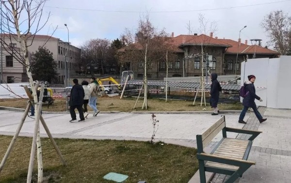 Mansur Yavaş'ın açtığı meydan 10 ayda çöktü! 'Kaldırım bile yapamıyor'